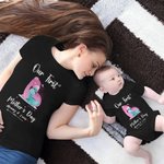 Personlig Vår första mors dag Dinosaurie Baby Onesie och mamma matchande T-shirt med namn och år Present till baby ny mamma