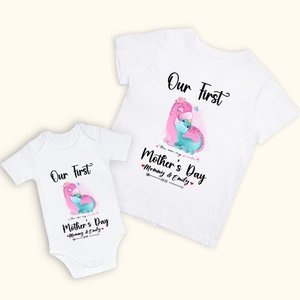 Maglietta personalizzata con nome e anno per la nostra prima festa della mamma: tutina da neonato con dinosauro e maglietta abbinata per la mamma.