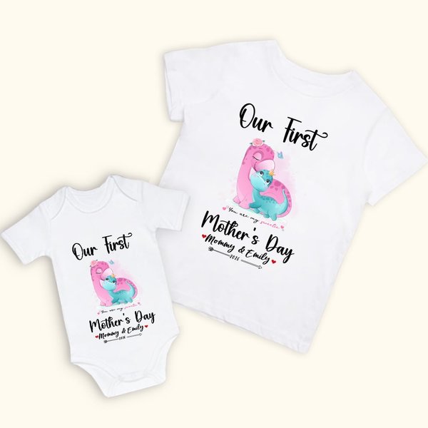 Personlig Vår första mors dag Dinosaurie Baby Onesie och mamma matchande T-shirt med namn och år Present till baby ny mamma