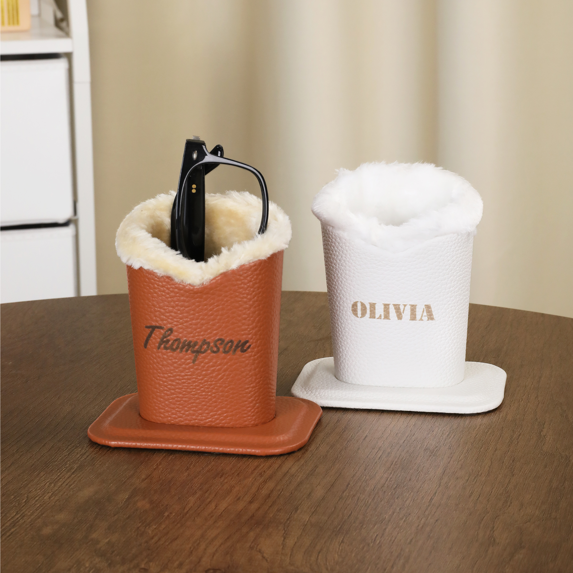 Personalisierte Minimalist Name PU Leder Brillenhalter mit Plüsch Futter Büro Muttertag Geburtstag Geschenk für Erwachsene Studenten