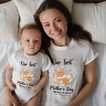 Gepersonaliseerd Onze Eerste Moederdag T-shirt Baby Onesie Set met Krans Vos en Namen Moederdagcadeau voor Nieuwe Moeder Baby