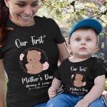 Personlig Vår första mors dag Björn Baby Onesie och mamma Matchande T-shirt med namn och år Present till baby ny mamma