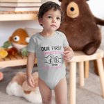 Personalisierte 100% Baumwolle Faust Bump Our First Vatertag T-Shirt und Baby Onesie mit Namen und Jahr Geschenk für neue Papa Baby