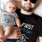 Personalisierte 100% Baumwolle Faust Bump Our First Vatertag T-Shirt und Baby Onesie mit Namen und Jahr Geschenk für neue Papa Baby