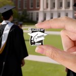 Personalisierte Graduation Cap Scroll Brosche Pin mit Namen und Jahr Graduierung Saison Geschenk für Absolventen