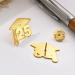 Personalisierte Graduation Cap Scroll Brosche Pin mit Namen und Jahr Graduierung Saison Geschenk für Absolventen