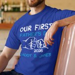 Personalisierte 100% Baumwolle Faust Bump Our First Vatertag T-Shirt und Baby Onesie mit Namen und Jahr Geschenk für neue Papa Baby
