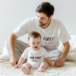 Personalisierte 100% Baumwolle Faust Bump Our First Vatertag T-Shirt und Baby Onesie mit Namen und Jahr Geschenk für neue Papa Baby