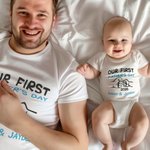 Personalisierte 100% Baumwolle Faust Bump Our First Vatertag T-Shirt und Baby Onesie mit Namen und Jahr Geschenk für neue Papa Baby