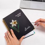 Cahier de notes à spirales A5 avec nom et pages d'agenda hebdomadaire et mensuel personnalisé Fleur de naissance 2026 Cadeau d'anniversaire pour la famille et les amis