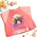 Personalizzazione del personaggio dei cartoni animati con motivo a macchie di vernice impermeabile e grembiule a maniche lunghe con nome e tasca Regalo di compleanno per bambini