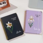Cahier de notes à spirales A5 avec nom et pages d'agenda hebdomadaire et mensuel personnalisé Fleur de naissance 2026 Cadeau d'anniversaire pour la famille et les amis