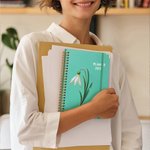 Cahier de notes à spirales A5 avec nom et pages d'agenda hebdomadaire et mensuel personnalisé Fleur de naissance 2026 Cadeau d'anniversaire pour la famille et les amis