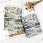 Personnalisé Vintage Toile De Jouy Style Reading Woman Portable Kindle Case with Name and Hand Strap Daily Use Birthday Gift for Bookworms