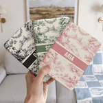 Personnalisé Vintage Toile De Jouy Style Reading Woman Portable Kindle Case with Name and Hand Strap Daily Use Birthday Gift for Bookworms