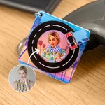 Spersonalizowany Neon Punk Retro Sportowy Samochodowy Foto Obrotowy Winylowy Brelok do Kluczy z Nazwą i NFC Codziennego Użytku Prezent Urodzinowy dla Miłośników Gier Muzycznych