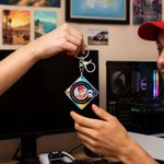 Spersonalizowany Neon Punk Retro Sportowy Samochodowy Foto Obrotowy Winylowy Brelok do Kluczy z Nazwą i NFC Codziennego Użytku Prezent Urodzinowy dla Miłośników Gier Muzycznych