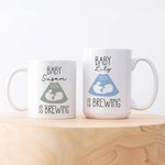 Personalisierte Baby ist Brewing B-Ultraschall Schwangerschaft Ankündigung Keramik-Becher mit Namen und Jahr Muttertag Vatertag Geschenk für werdende Eltern