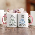 Personalisierte Baby ist Brewing B-Ultraschall Schwangerschaft Ankündigung Keramik-Becher mit Namen und Jahr Muttertag Vatertag Geschenk für werdende Eltern