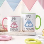 Personalisierte Baby ist Brewing B-Ultraschall Schwangerschaft Ankündigung Keramik-Becher mit Namen und Jahr Muttertag Vatertag Geschenk für werdende Eltern