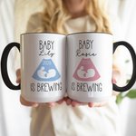 Personalisierte Baby ist Brewing B-Ultraschall Schwangerschaft Ankündigung Keramik-Becher mit Namen und Jahr Muttertag Vatertag Geschenk für werdende Eltern