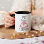 Personalisierte Baby ist Brewing B-Ultraschall Schwangerschaft Ankündigung Keramik-Becher mit Namen und Jahr Muttertag Vatertag Geschenk für werdende Eltern