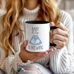 Personalisierte Baby ist Brewing B-Ultraschall Schwangerschaft Ankündigung Keramik-Becher mit Namen und Jahr Muttertag Vatertag Geschenk für werdende Eltern
