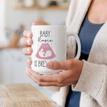 Personalisierte Baby ist Brewing B-Ultraschall Schwangerschaft Ankündigung Keramik-Becher mit Namen und Jahr Muttertag Vatertag Geschenk für werdende Eltern