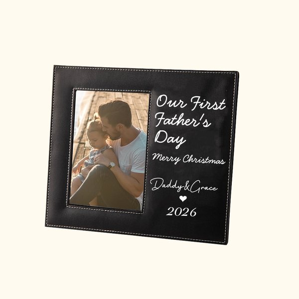 Gepersonaliseerd Onze eerste Vaderdag fotolijst met opvouwbare standaard en hanger Baby fotolijst voor nieuwe papa verjaardag Vaderdag kerstcadeau