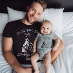 Personalizada Nuestro Primer Día del Padre Minimalista Botella de Cerveza y Leche Camisa de algodón a juego para papá y bebé Ropa de diario Casual Regalo del Día del Padre para papá