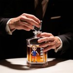 Spersonalizowana karafka do whisky z imieniem i numerem postaci z kreskówki z piłką - prezent urodzinowy dla miłośników sportu