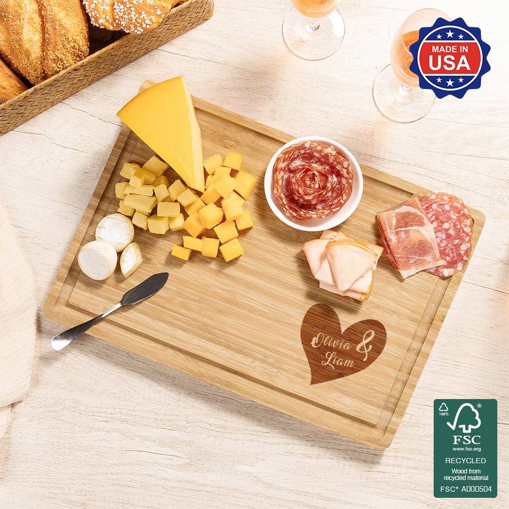 Spersonalizowana deska do krojenia Charcuterie z 2 imionami i grawerowanym sercem z rowkiem na sok Made in USA Prezent ślubny na parapetówkę dla rodziny 2