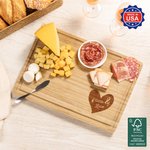 Spersonalizowana deska do krojenia Charcuterie z 2 imionami i grawerowanym sercem z rowkiem na sok Made in USA Prezent ślubny na parapetówkę dla rodziny 2