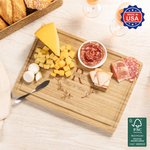 Spersonalizowana bambusowa deska do krojenia FSC z grawerowanym imieniem i nazwiskiem Wreath z rowkiem na sok Made in USA Prezent urodzinowy na parapetówkę dla rodziny i przyjaciół