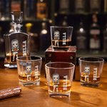 Spersonalizowana karafka do whisky z imieniem i numerem postaci z kreskówki z piłką - prezent urodzinowy dla miłośników sportu