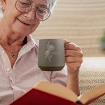 Tazza da 355 ml personalizzata in gres con nome e fiore di nascita, stile vintage - Regalo di compleanno per mamma e nonna