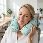 Henkilökohtainen monivärinen syntymä kukka pehmeä kannettava niskatyyny nimellä Travel Essential päivittäiseen käyttöön syntymäpäivälahja perheelle ystävä kollega