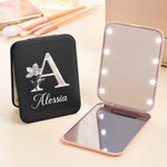 Specchio pieghevole personalizzato con nome, iniziale e fiore di nascita - Regalo di compleanno perfetto per amiche appassionate di trucchi
