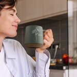 Tazza da 355 ml personalizzata in gres con nome e fiore di nascita, stile vintage - Regalo di compleanno per mamma e nonna