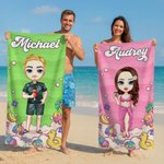 Personalisiertes Strandtuch mit Cartoonfigur und Hintergrund in Bonbon-Farben Optional mit Turnbeutel Sommerausflug Geschenk für Kinder und Familie