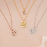 Personalizado Estilo Simple Corazón Abrazo Flor Clavel Monedero Collar con Texto Cumpleaños Día de la Madre Regalo para mamá y la abuela