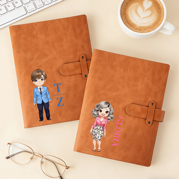 Personalisierte Cartoon-Charakter PU Leder A5 Skizzenbuch Notebook Cover mit Initial Name und Lagerung Tasche Geburtstag Geschenk für Büroangestellte