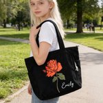 Personlig tote bag i manchester med månadsblomma och namn perfekt för vardagsbruk och som födelsedagspresent till kvinna