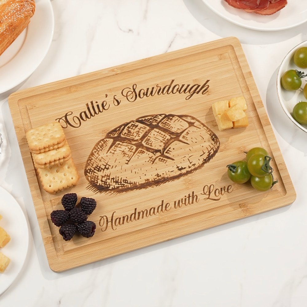 Henkilökohtainen kaiverrettu nimi Sourdough käsintehty rakkaudella Charcuterie leikkuulauta Juice Groove Kitchen Decor Syntymäpäivälahja leipureille 1