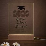 Personalisierte Bachelor Cap Inspirational Words LED-Nachtlicht mit Holzsockel Klasse von 2026 Abschluss Geschenk für Absolventen