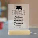Personalisierte Bachelor Cap Inspirational Words LED-Nachtlicht mit Holzsockel Klasse von 2026 Abschluss Geschenk für Absolventen