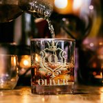 Verre personnalisé Golden Shield 10 oz Bourbon Whiskey avec initiales et nom Cadeau de fête des pères pour grand-père papa