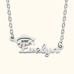 Personalisierte Graduation Cap Name Halskette mit eingraviertem Jahr Graduierung Geschenk für Absolventen