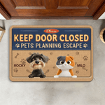 Zerbino antiscivolo personalizzato Keep Door Closed 3D Cartoon Pet con 1-3 nomi Regalo di compleanno per padroni di cani e gatti