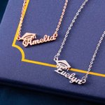 Personalisierte Graduation Cap Name Halskette mit eingraviertem Jahr Graduierung Geschenk für Absolventen